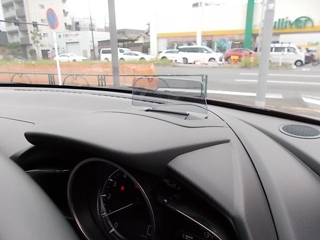 運転席前のこのパネルに速度などが表示されます。運転中に視線移動が少なく安心です。