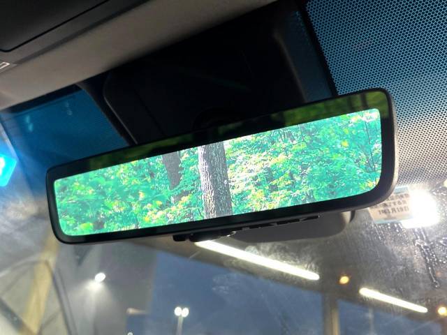 【デジタルインナーミラー】後席の大きな荷物や同乗者で後方が確認しづらい時でも安心！カメラが撮影した車両後方の映像をルームミラー内に表示。クリアな視界で状況の確認が可能です！