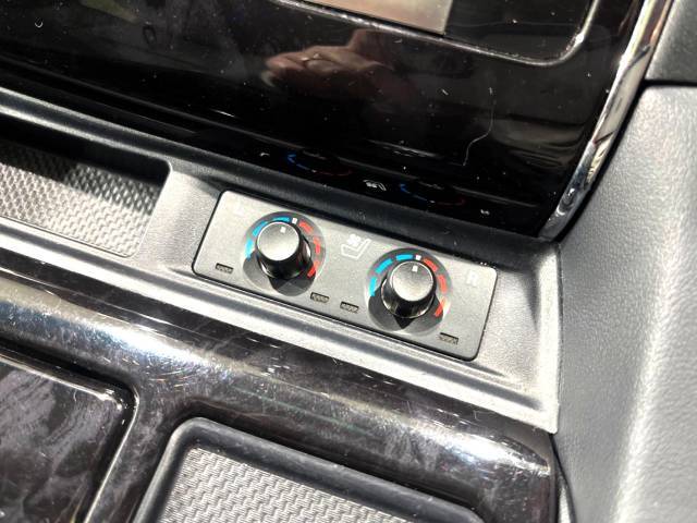 【シートベンチレーション】夏場は涼しい風でお尻や背中の熱やムレを防ぎ、冬はエアコンよりも早く温まってポカポカに！季節を問わず快適に過ごせます。