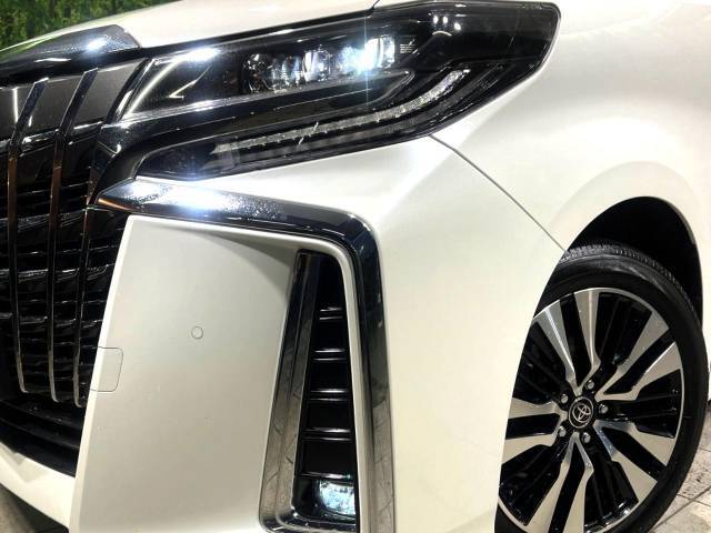 【LEDヘッドライト】悪天候や夜間走行時も良好な視界を確保し安心して運転できる高輝度LEDヘッドライトを装備！点灯速度が早く、消費電力も抑えられています。