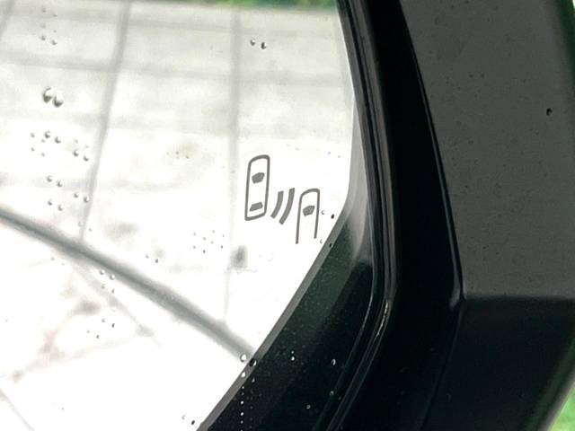 【ブラインドスポットモニター】走行中、ドアミラーの死角になりやすい箇所に後続車が接近するとサイドミラーのレンズに警告を表示！ドライバーに注意喚起をしてくれます。