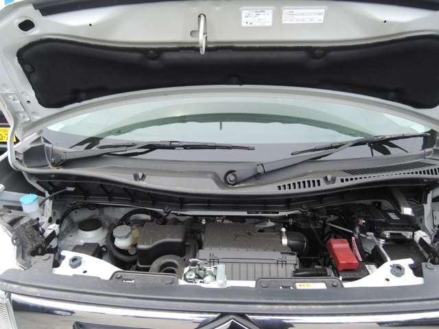 車の心臓とも呼べるエンジンルーム！自社工場にてしっかりとメンテナンスをし、安全・安心な状態でお渡し致します。