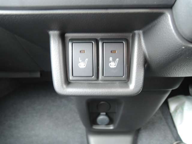 運転席には寒い日に嬉しいシートヒーターがついております！スイッチ一つで切り替えができます！