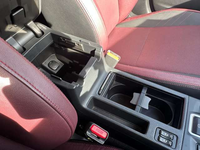 長時間のドライブを快適に過ごすために、必須の車内アイテムですね。