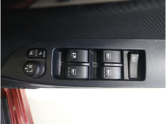 ■運転席ドアの操作しやすい位置にミラー操縦スイッチがついておりますので、ストレスなく自分のフィットする位置にセッティング頂けます。