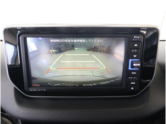 ■リヤビューカメラの映像です。ステアリング連動ガイドラインが、後退時の予想進路を表示し、運転のサポートを致します。
