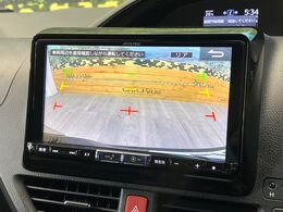 【バックカメラ】駐車時に後方がリアルタイム映像で確認できます。大型商業施設や立体駐車場での駐車時や、夜間のバック時に大活躍！運転スキルに関わらず、今や必須となった装備のひとつです！
