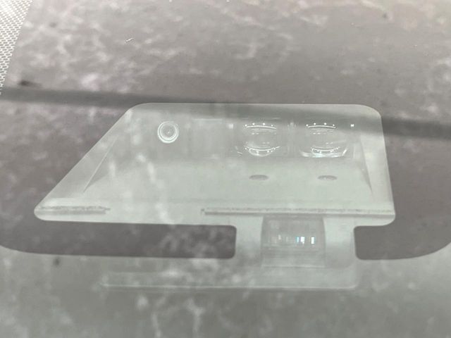【プリクラッシュセーフティ】前方の車両等を検知し、衝突しそうな時は警報で注意を促し、ブレーキを踏む力をサポート。ブレーキを踏めなかった場合は衝突被害軽減ブレーキが作動、衝突回避をサポートします。