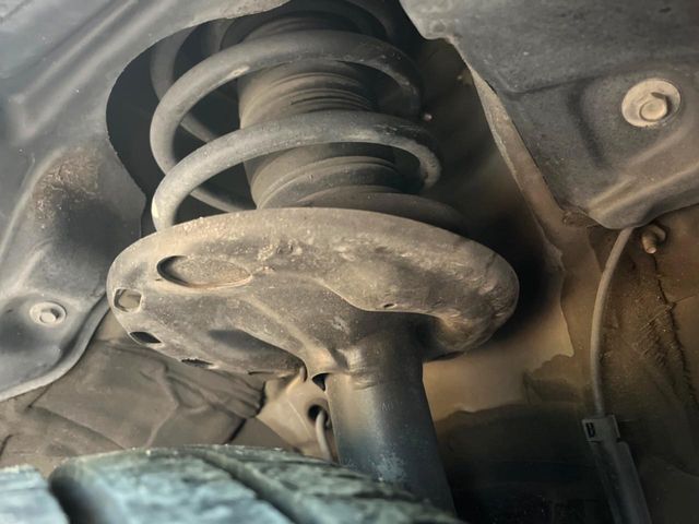 お車を安心してお乗りいただく為には、足回りの定期点検が欠かせません。サービスサポート（有償保証）では無料点検もご提供しており、安心のカーライフをお過ごしいただけるサポート体制が整っています。