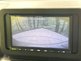 【バックカメラ】駐車時に後方がリアルタイム映像で確認できます。大型商業施設や立体駐車場での駐車時や、夜間のバック時に大活躍！運転スキルに関わらず、今や必須となった装備のひとつです！