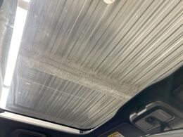 【ガラスルーフ】ガラスルーフ搭載で車内の解放感が一気にアップ！開放的なドライブをお楽しみいただけます。