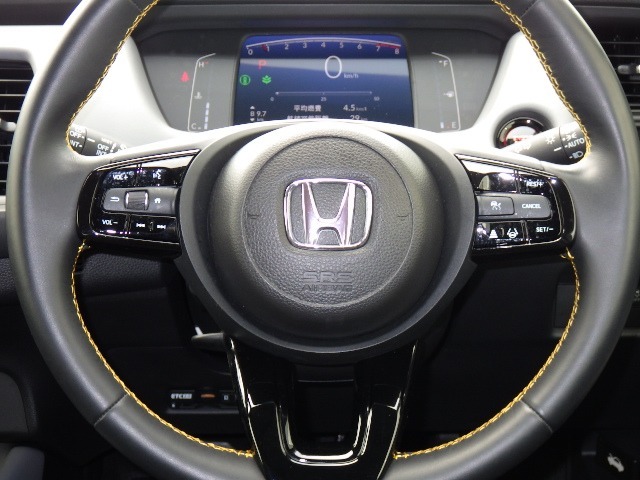 Hondaセンシングの機能のひとつ、アダプティブクルーズコントロール付！アクセルから足を離しても設定したスピードと前車との車間を保ち走行してくれます！車線維持もアシスト☆高速道路で疲労軽減ですね☆