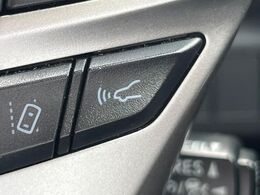 【プリクラッシュセーフティ】前方の車両等を検知し、衝突しそうな時は警報で注意を促し、ブレーキを踏む力をサポート。ブレーキを踏めなかった場合は衝突被害軽減ブレーキが作動、衝突回避をサポートします。