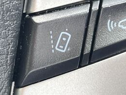 【レーントレーシングアシスト】高速道路走行時、車線からはみ出しそうになるとレーンの中央を走るようにステアリング操作をアシスト。より安全な運転をサポートしてくれます！