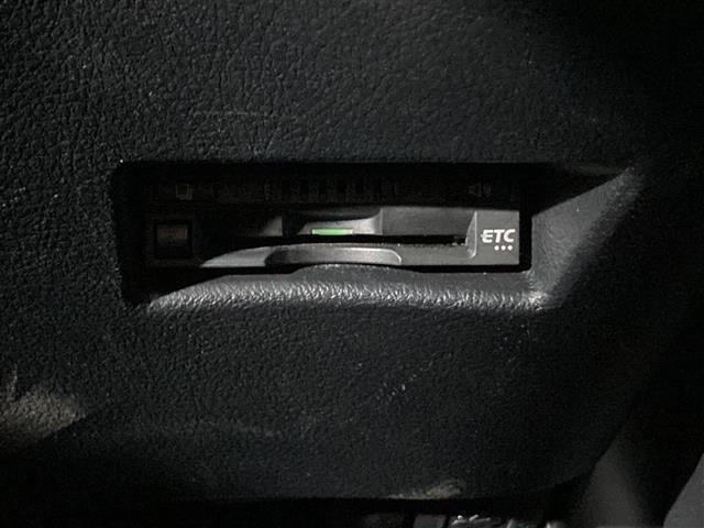 【ETC】有料道路を利用する際に料金所で停止することなく通過できる、ETC車載器（ノンストップ自動料金収受システム機器）が装備されています。セットアップを行うことで利用可能になります。
