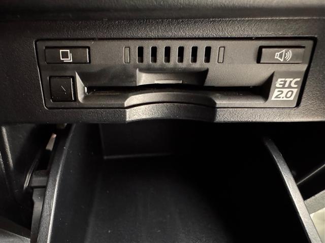 【ETC】有料道路を利用する際に料金所で停止することなく通過できる、ETC車載器（ノンストップ自動料金収受システム機器）が装備されています。セットアップを行うことで利用可能になります。
