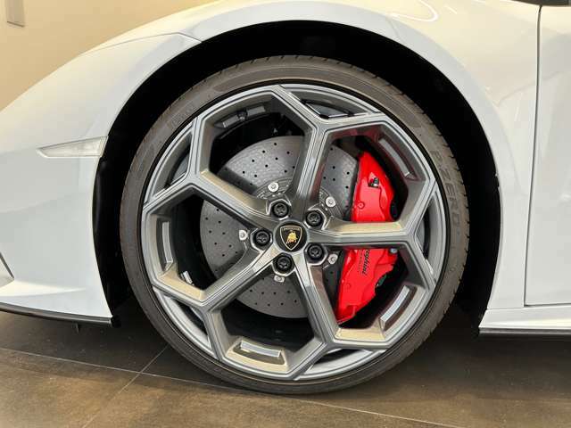 Front:Pirelli PZero tires 245/30ZR20 90Y