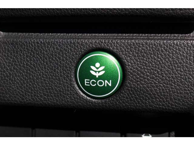 エンジンやエアコンといったクルマ全体の動きを燃費優先で自動制御するECONモード。空調など快適性を優先したいときはスイッチを押してOFFにできます。
