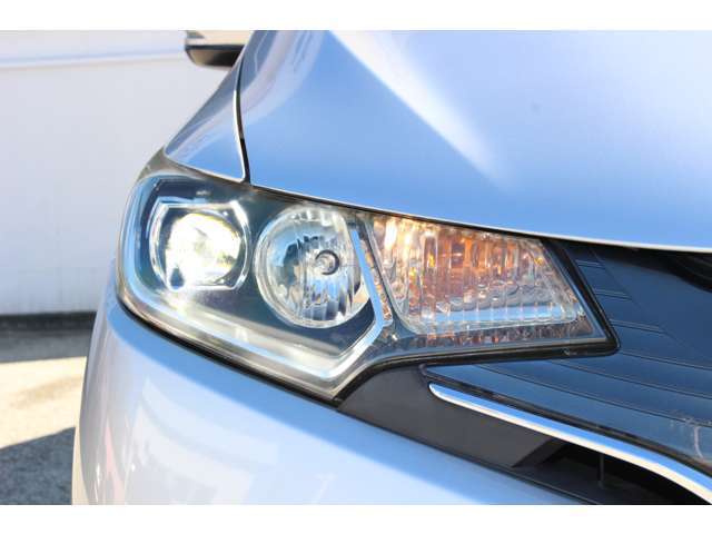 LEDヘッドライトで夜間の視認性も高く、シャープな輝き、先進の安心感。安全とスタイルの調和を生み出します。