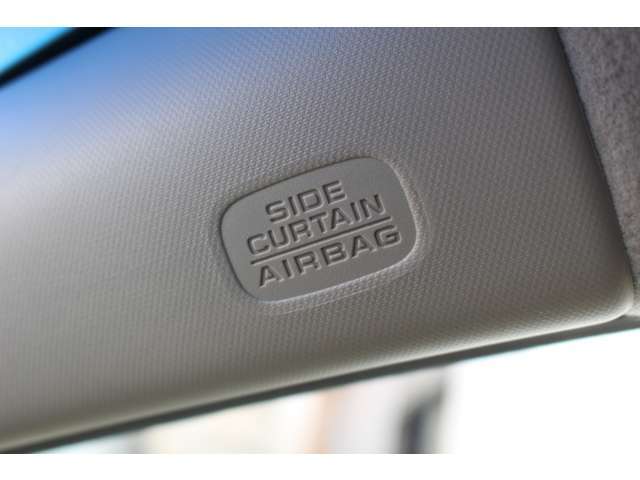 側面衝突時、センサーが衝撃を感知するとスピーディーに展開し、乗員保護性能を高めます。i-サイドエアバッグシステムは、助手席乗員の体格や姿勢を検知してエアバッグの展開を制御します。