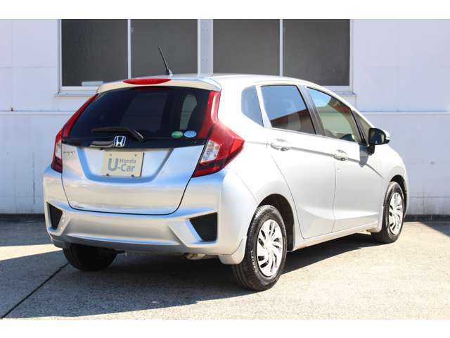 空力を考慮した流れるようなデザインは美しさはもちろん、 燃費向上にも貢献します。前後と左右、各タイヤの間隔を長くとっていますので走りも安定します♪