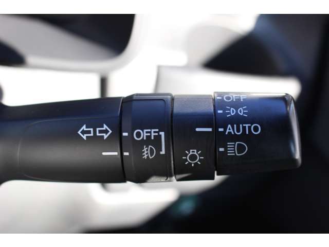 オートライトコントロールは外の暗さを感知し自動でON/OFF。また夜間でもエンジンをOFFにすれば一緒に消灯。消し忘れやトンネル走行時などに非常に重宝します！
