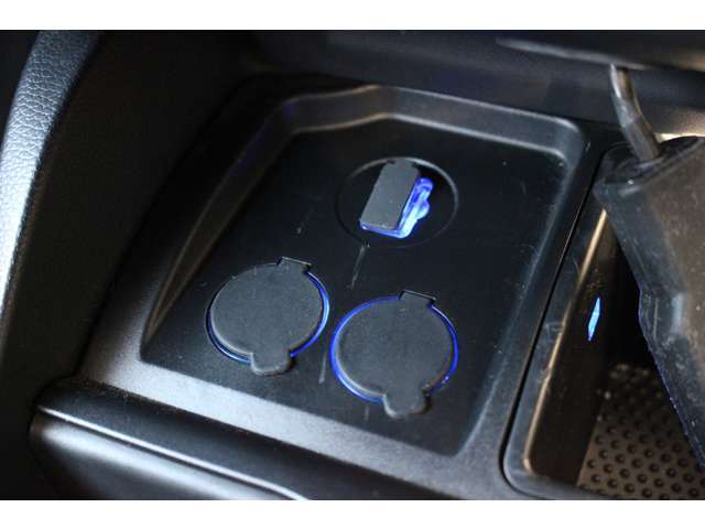 USB差込口とシガーソケットを2口備えています