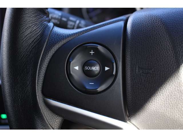 ハンドル左部分でオーディオ操作が可能。そのため、運転中でも目線をずらさずに安全運転♪