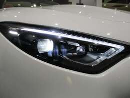 高性能なLEDライトで夜道も安全に走行できます。