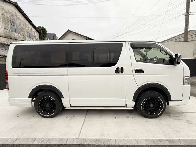 〈レーンキープアシスト〉車線からはみ出そうになると、警報を鳴らし危険を知らせてくれます。長時間のドライブや高速道路走行時等、不注意により起こる事故も回避しやすくなるので安心して運転できます★