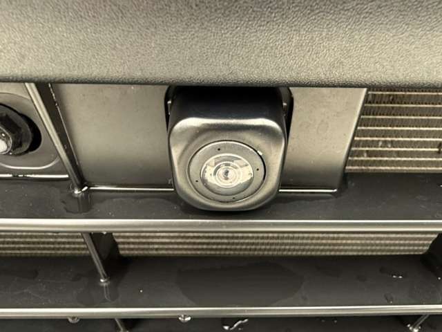 こちらのお車にはパノラミックビューモニターが搭載しております☆車の真上から見ているようにモニター画面に映し出されるため、周囲の状況が一目でわかり、駐車が苦手な方でも安心して駐車することが出来ます