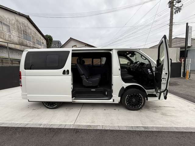 ヘッドライトには、LEDを採用しております。LEDヘッドライトは、光束が大きく、広範囲の照明に適しており　電球やハロゲンと比べてエネルギー効率が良いために　消費電力量が少なく　寿命が長いのが特徴です