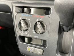 寒い冬も暑い夏も全席に快適な空調を届けてくれる、ダイヤル式エアコンを装備♪