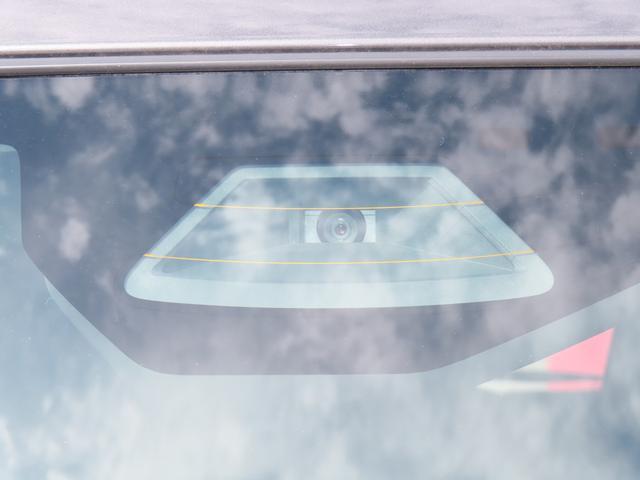 【デュアルセンサーブレーキサポートII】フロントガラスに設置した単眼カメラとミリ波レーダーで前方の歩行者や車両を検知。交差点内での右左折・出合い頭の衝突回避支援機能も搭載！