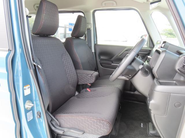 【フロントシート】インパネにシフトが付いているので足元広々！運転席から助手席の移動も楽々♪どちらからでも乗り降り出来るので、狭い場所の乗り降りも楽ちんですよ♪