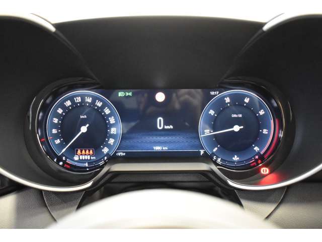 双眼鏡をイメージしたメーター周り。デジタルメーターへ変更後のモデルです！
