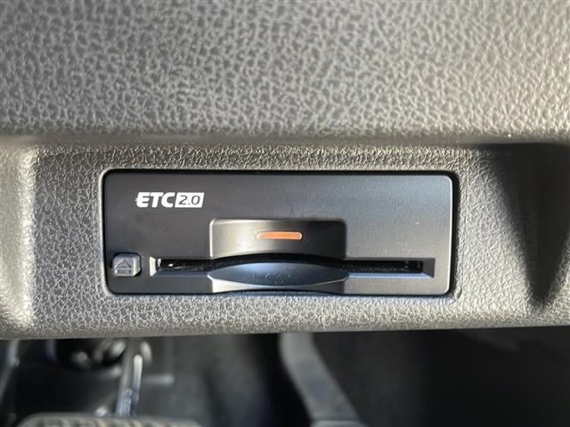 【ETC】有料道路を利用する際に料金所で停止することなく通過できる、ETC車載器（ノンストップ自動料金収受システム機器）が装備されています。セットアップを行うことで利用可能になります。