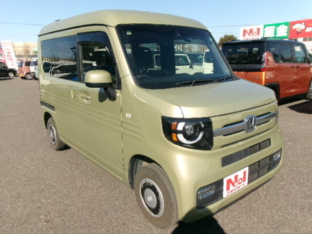 【当店のこだわり】入庫後のお車は選任スタッフによる細部清掃を実施しております。足回り、エンジンルーム、室内、室外を隅々まで綺麗にしております。展示車はピカピカです。全国配送も可能ですのでご相談下さい！