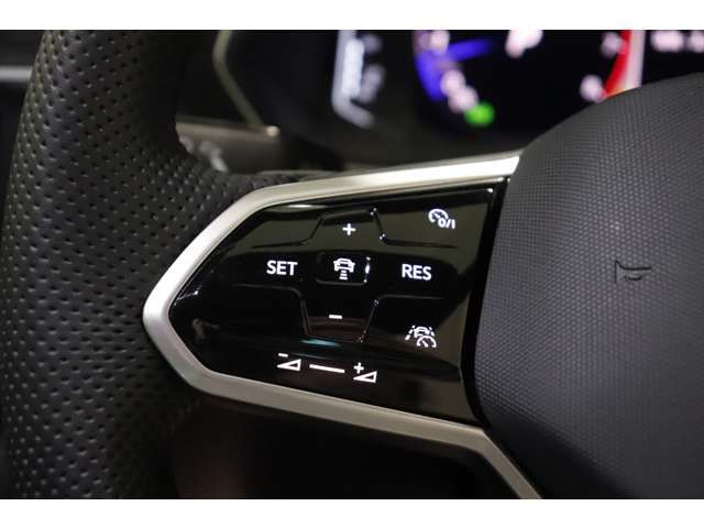 アダプティブクルーズコントロール（全車速追従機能付）は30-160km/hまで設定可能で、クルーズコントロールにレーダーセンサーを組み合わせたシステムとなります。長距離走行時などでの疲労を低減させます！