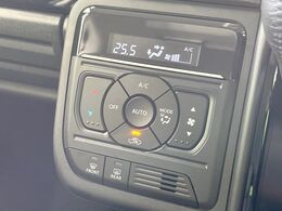 【オートエアコン】一度お好みの温度に設定すれば、車内の温度を検知し風量や温度を自動で調整。暑い…寒い…と何度もスイッチ操作をする必要はありません。快適な車内空間には必須の機能ですね♪