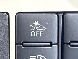 【スマートアシスト】走行中に前方の車両等を認識し、衝突しそうな時は警報とブレーキで衝突回避と被害軽減をアシスト。より安全にドライブをお楽しみいただけます。