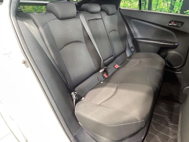 後部座席も気になるようなキズ・汚れやへたり等、大きなダメージはなく、良好な状態です。