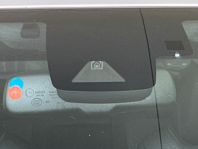 【トヨタセーフティセンス】走行中に前方の車両等を認識し、衝突しそうな時は警報とブレーキで衝突回避と被害軽減をアシスト。より安全にドライブをお楽しみいただけます。