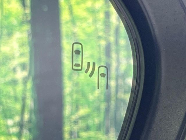 【ブラインドスポットモニター】走行中、ドアミラーの死角になりやすい箇所に後続車が接近するとサイドミラーのレンズに警告を表示！ドライバーに注意喚起をしてくれます。