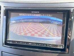 【バックカメラ】駐車時に後方がリアルタイム映像で確認できます。大型商業施設や立体駐車場での駐車時や、夜間のバック時に大活躍！運転スキルに関わらず、今や必須となった装備のひとつです！