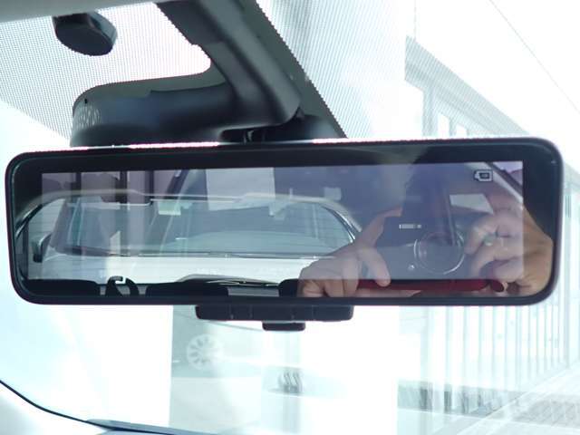 スマートルームミラーがリヤカメラで車両後方の映像ルームミラー表示しをクリアな後方視界を確保してくれます。
