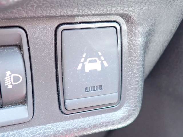 LDW（車線逸脱警報）が装備されておりドライバーが意図せずに白線を跨ぐと注意を促してくれます♪