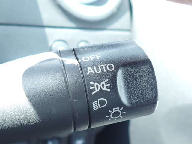 オートライト機能が装備されており暗い場所に入ると車両が検知しライトのON・OFFを自動的に切り替えてくれますので非常に便利な装備です♪