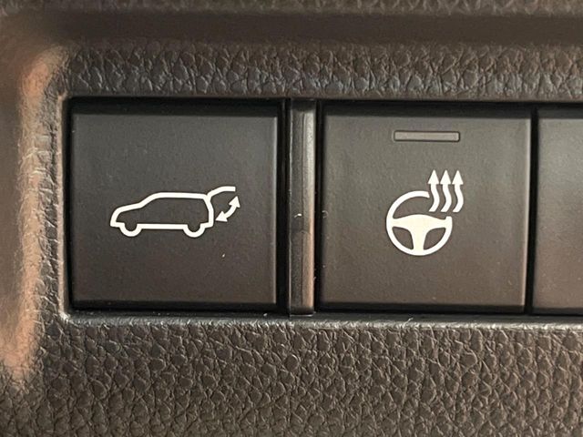 【パワーバックドア】スマートキーや運転席のボタンを押すだけでリアゲートが自動で開閉します！荷物を持っている時や、高い位置にあるバックドアを閉める際に便利な機能です♪