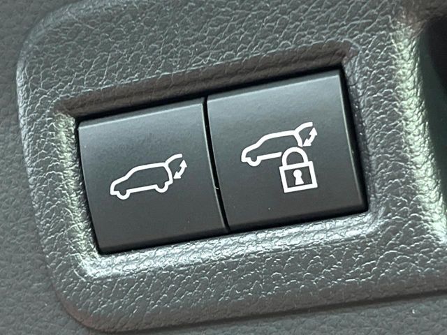 【パワーバックドア】スマートキーや運転席のボタンを押すだけでリアゲートが自動で開閉します！荷物を持っている時や、高い位置にあるバックドアを閉める際に便利な機能です♪